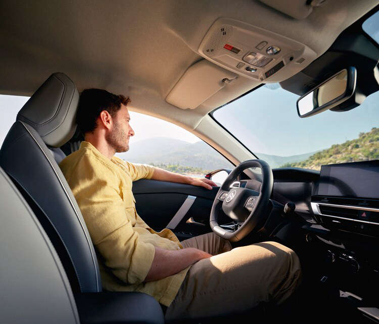 Чоловік за кермом Citroën C4