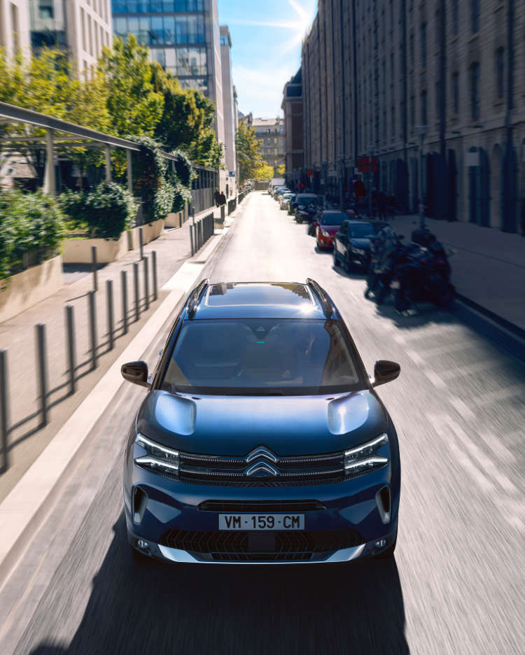 Синій Citroën C5 Aircross на дорозі у місті, вигляд спереду