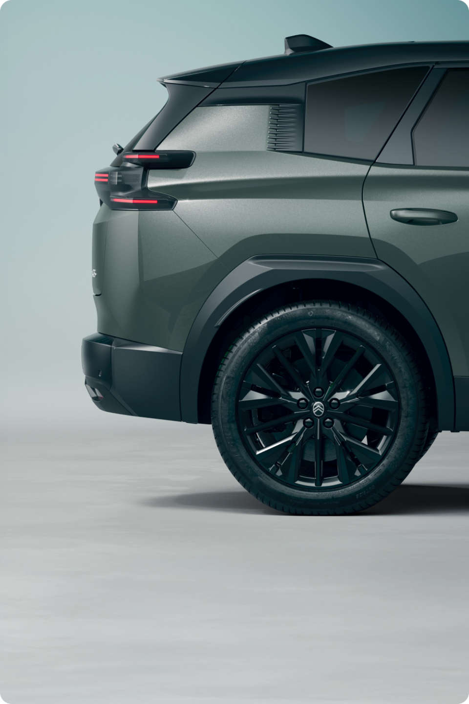 Вигляд з правого боку на задню частину зеленого Citroën C5 Aircross