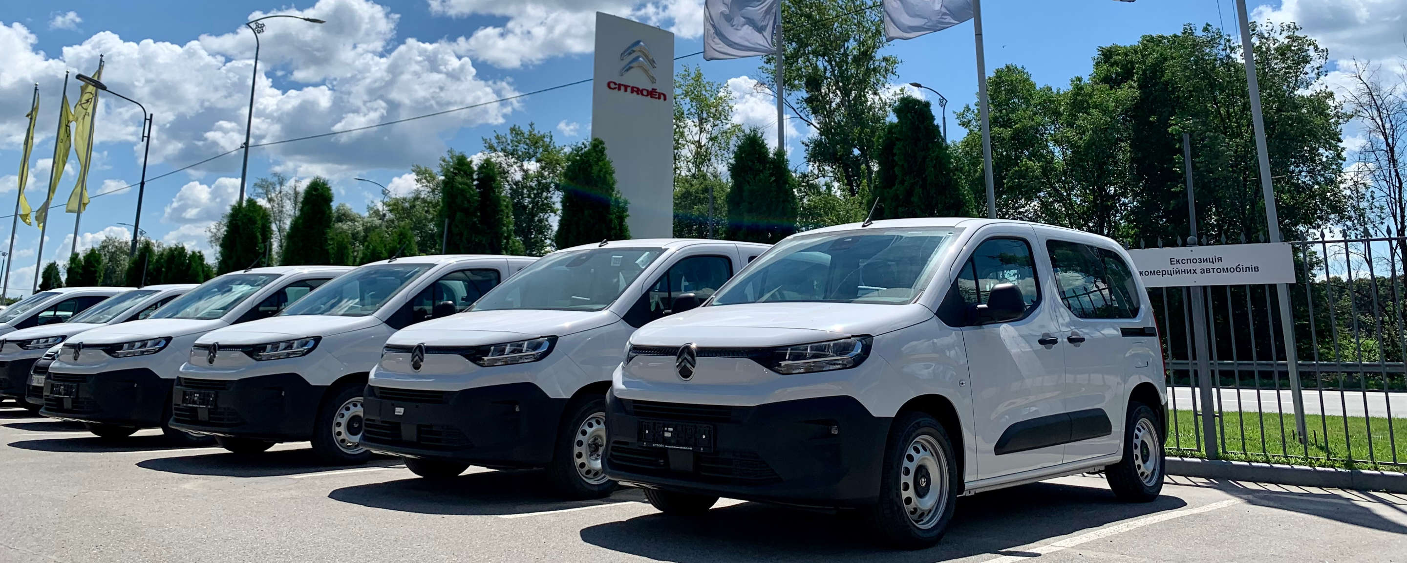 Мінівени Citroën Berlingo біля автосалону «Автодрайв Альянс» на Харківському шосе, 29а у Полтаві